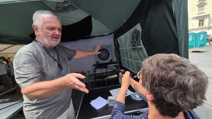 Menschen im Rollstuhl versuchen sich im Blasrohrsport